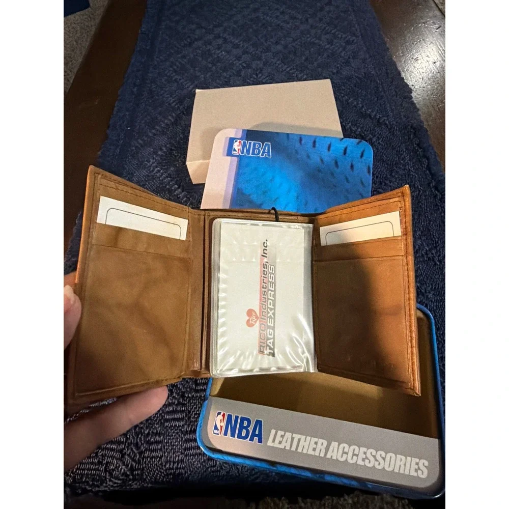 NBA Charlotte Bobcats Brown Leather Trifold Wallet New in Gift Tin